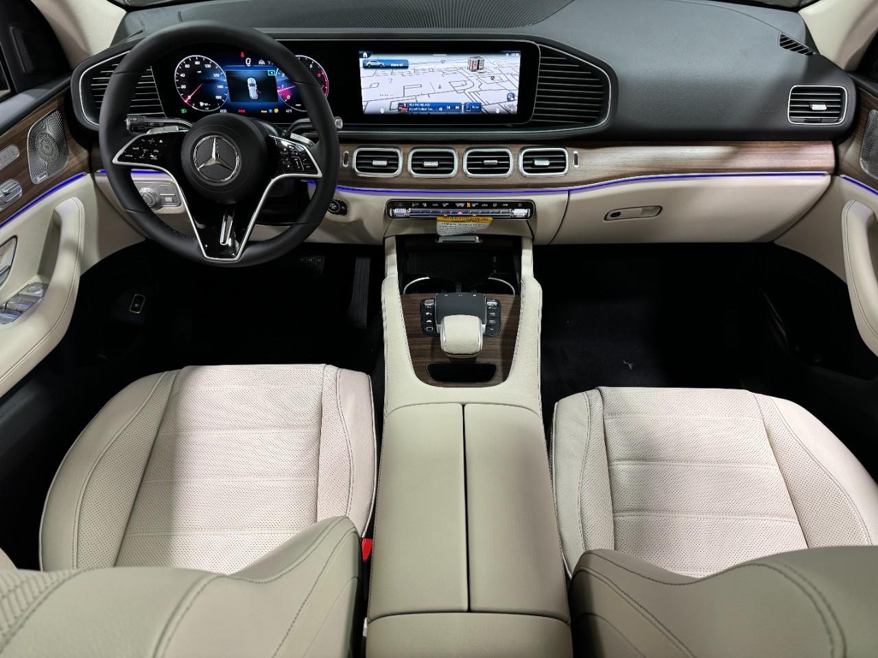 Mercedes-Benz GLE Vehicle Full-screen Gallery Image 12