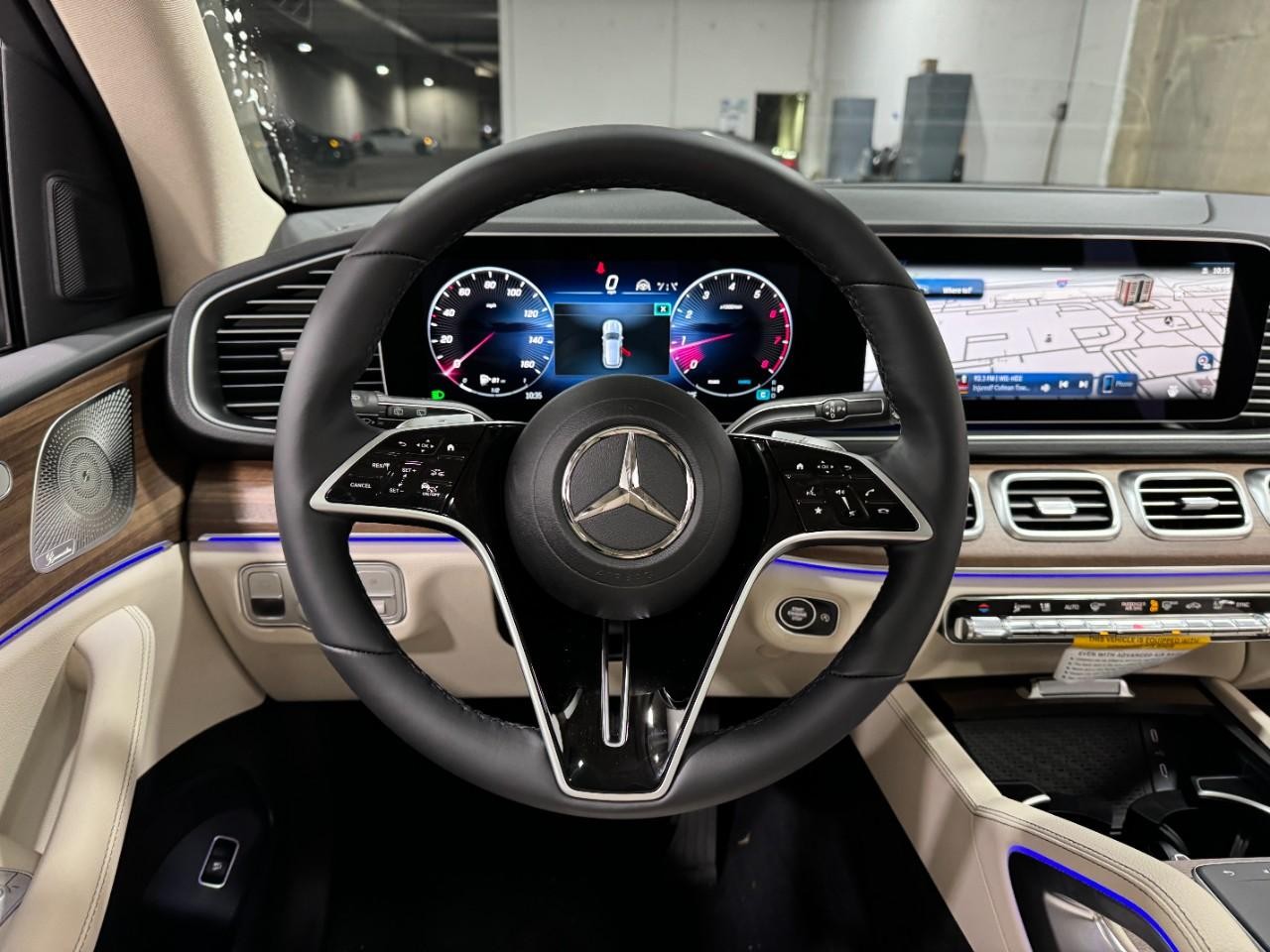 Mercedes-Benz GLE Vehicle Full-screen Gallery Image 13