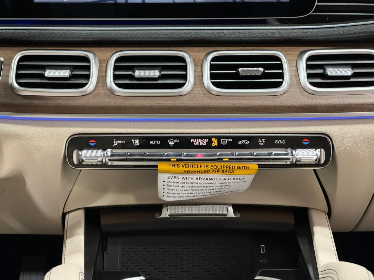 Mercedes-Benz GLE Vehicle Full-screen Gallery Image 15