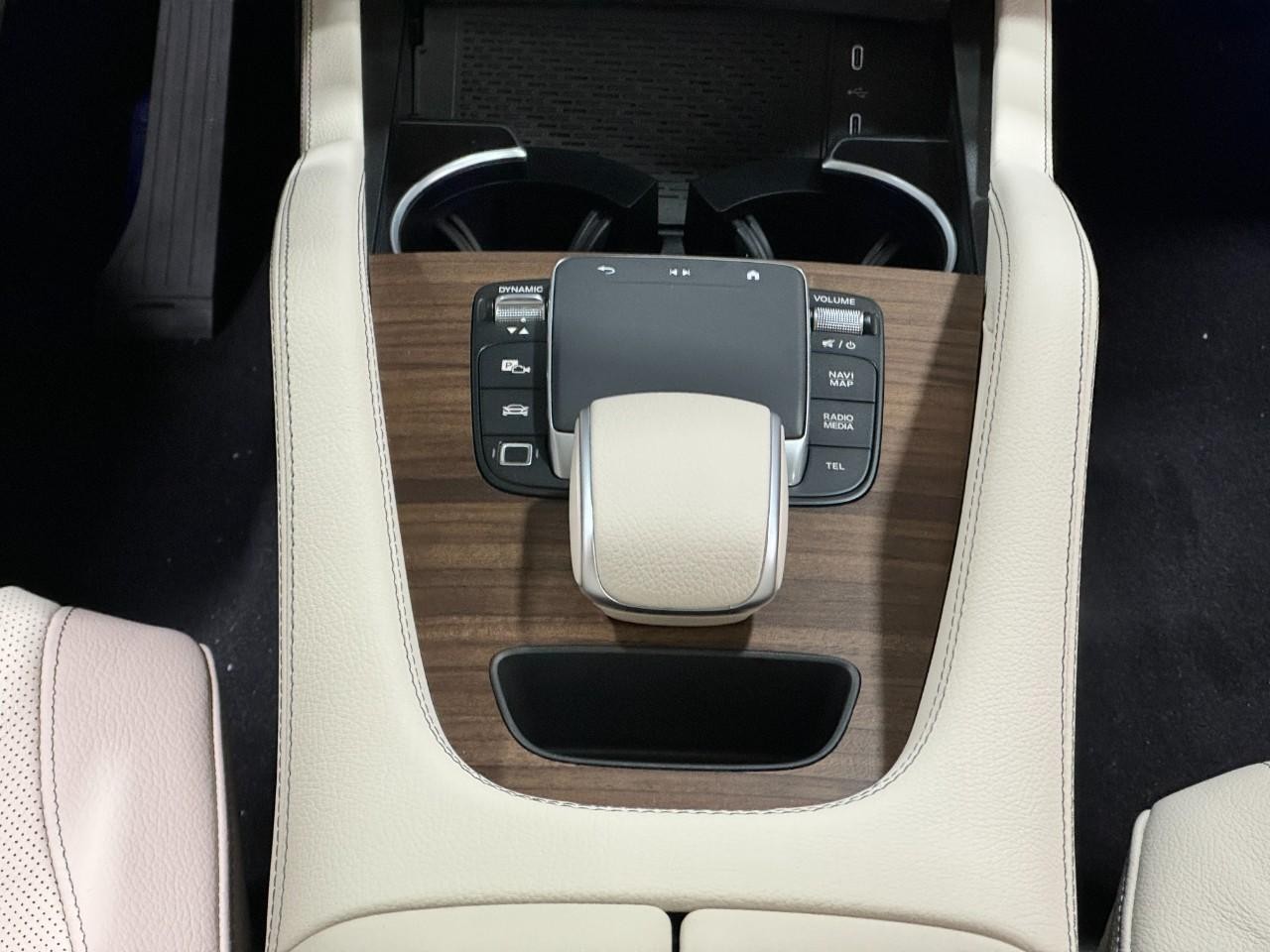 Mercedes-Benz GLE Vehicle Full-screen Gallery Image 16