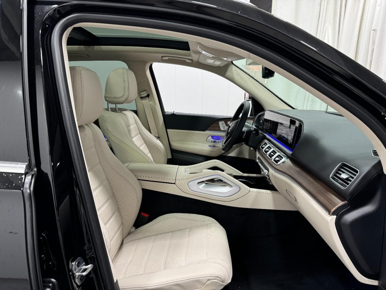 Mercedes-Benz GLE Vehicle Full-screen Gallery Image 18