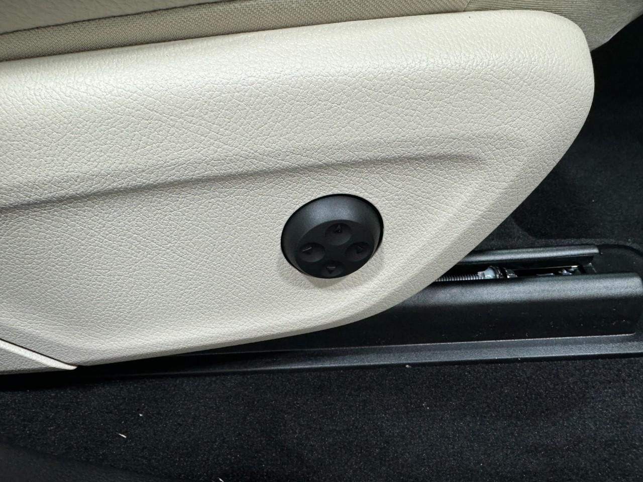 Mercedes-Benz GLE Vehicle Full-screen Gallery Image 20