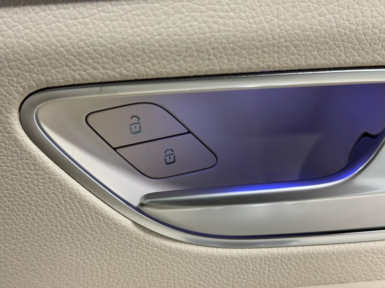 Mercedes-Benz GLE Vehicle Full-screen Gallery Image 22