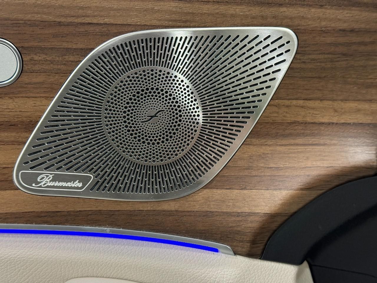 Mercedes-Benz GLE Vehicle Full-screen Gallery Image 24