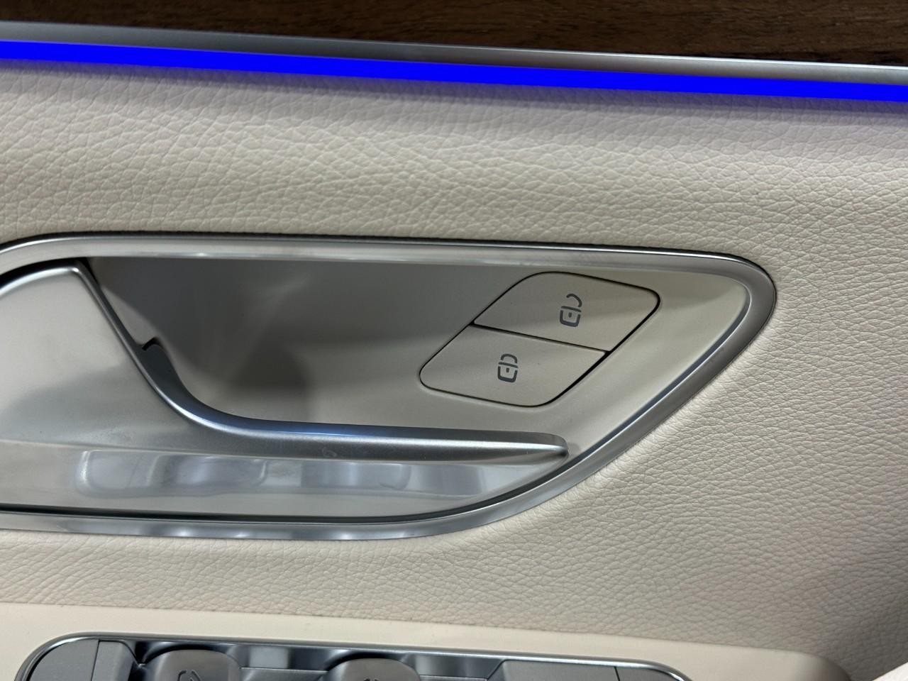 Mercedes-Benz GLE Vehicle Full-screen Gallery Image 26