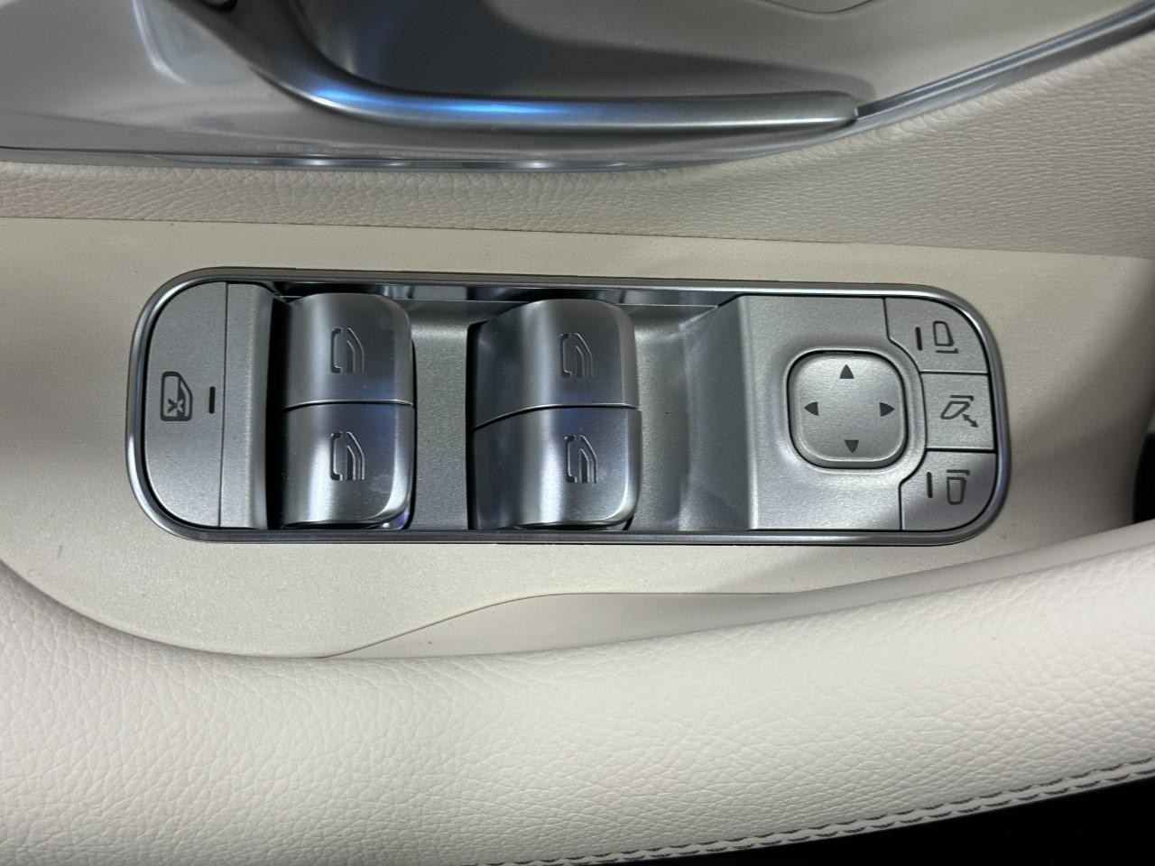 Mercedes-Benz GLE Vehicle Full-screen Gallery Image 27