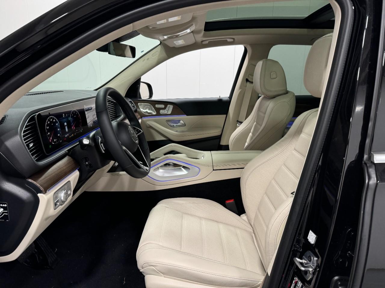 Mercedes-Benz GLE Vehicle Full-screen Gallery Image 29