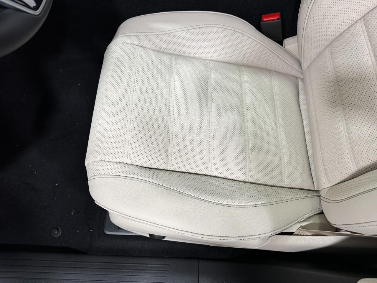 Mercedes-Benz GLE Vehicle Full-screen Gallery Image 30