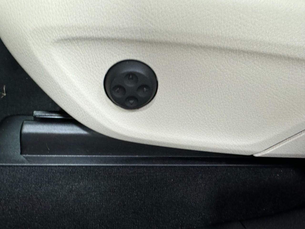 Mercedes-Benz GLE Vehicle Full-screen Gallery Image 31