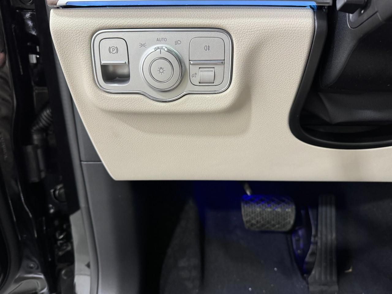 Mercedes-Benz GLE Vehicle Full-screen Gallery Image 32