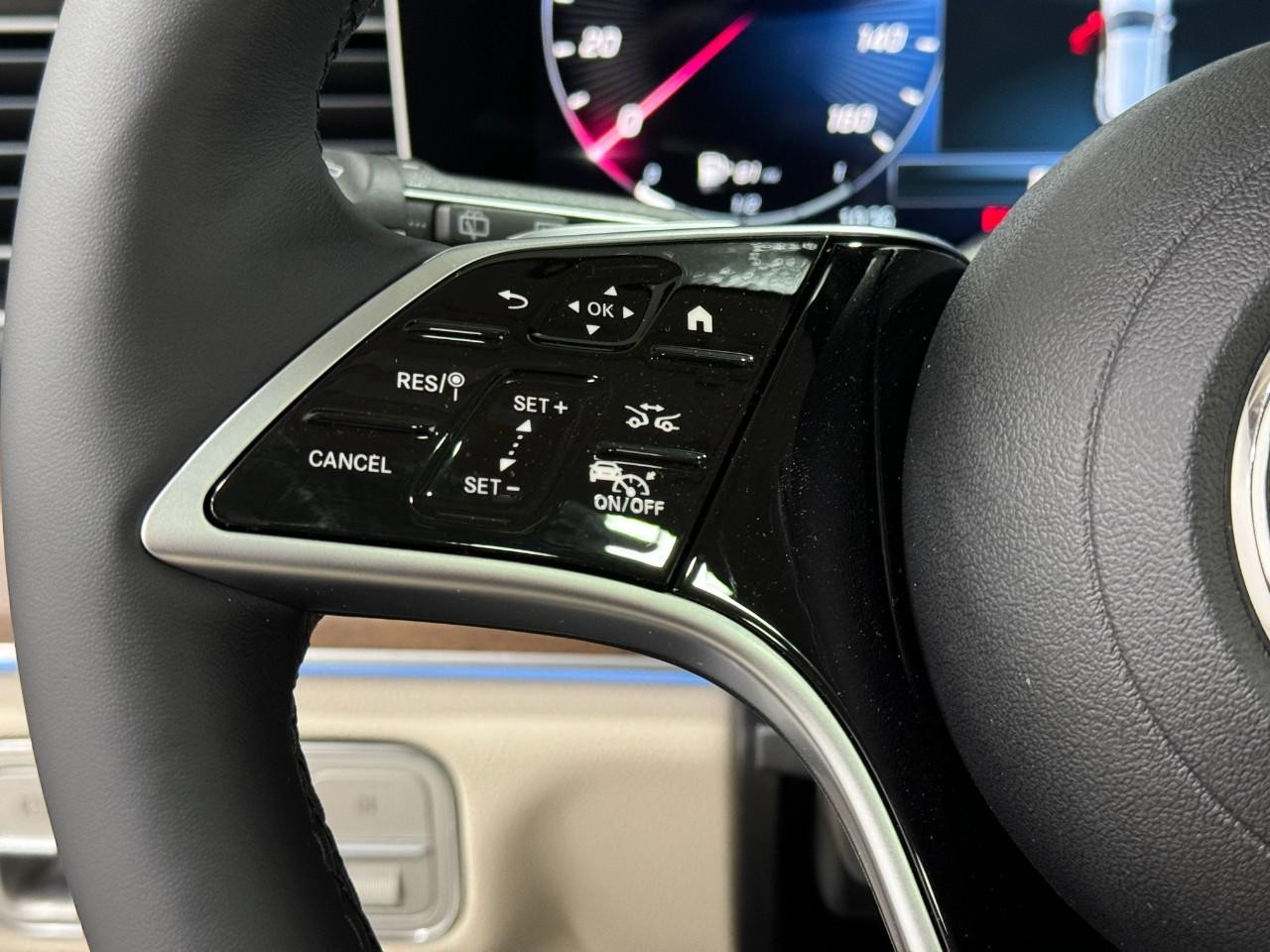 Mercedes-Benz GLE Vehicle Full-screen Gallery Image 33