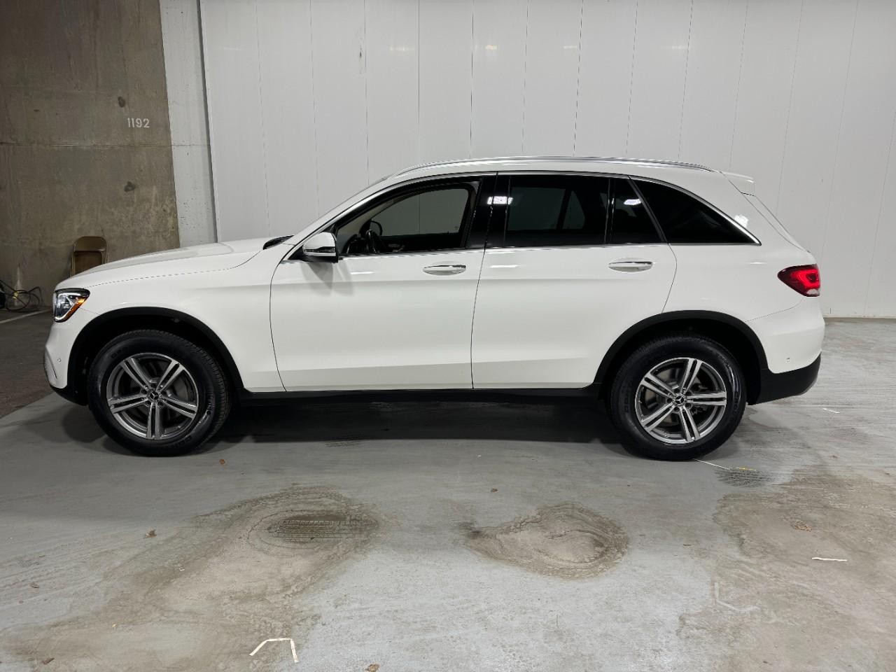 Mercedes-Benz GLC Vehicle Full-screen Gallery Image 2