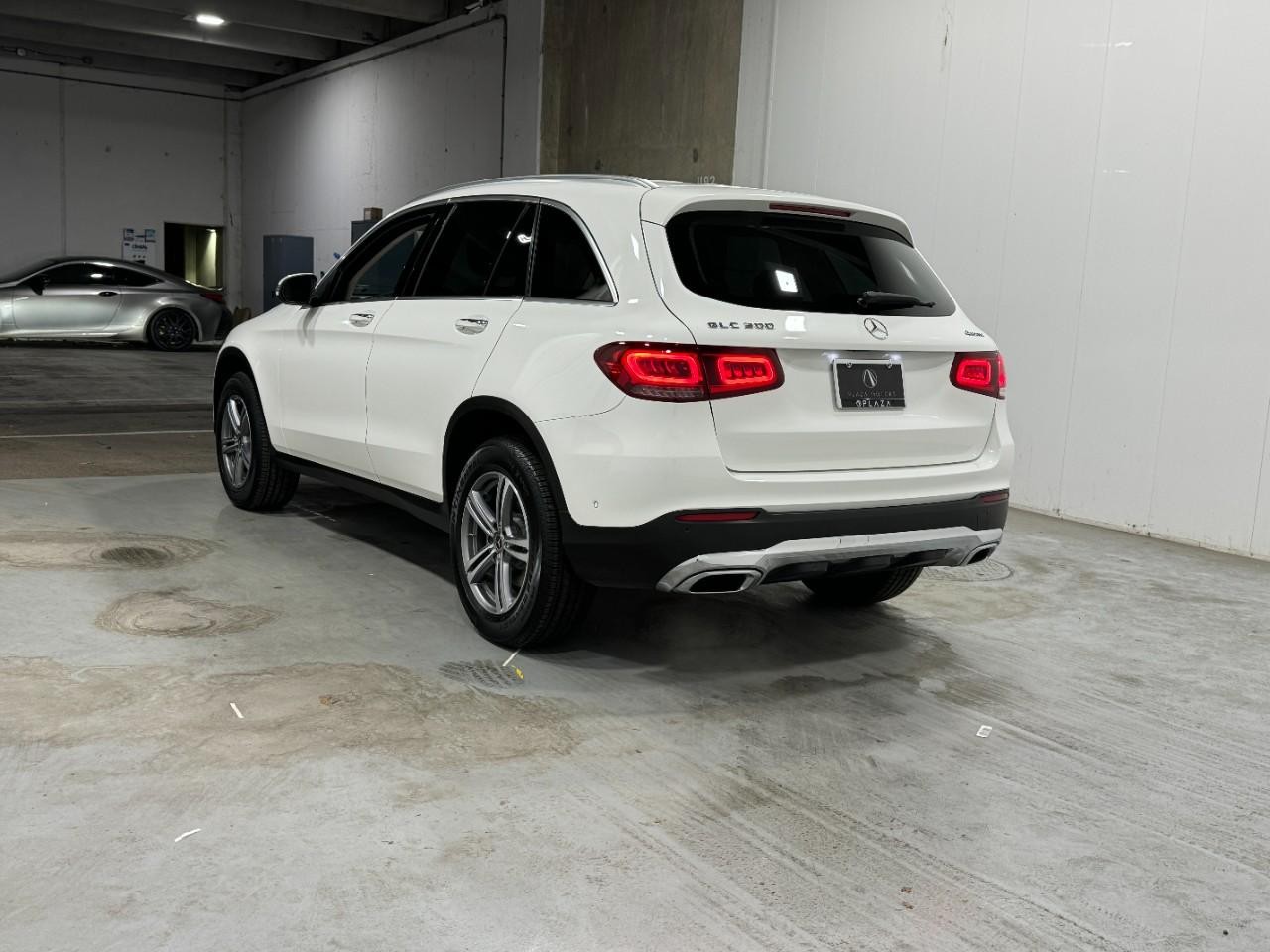 Mercedes-Benz GLC Vehicle Full-screen Gallery Image 3