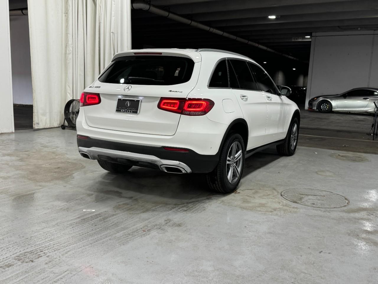 Mercedes-Benz GLC Vehicle Full-screen Gallery Image 4