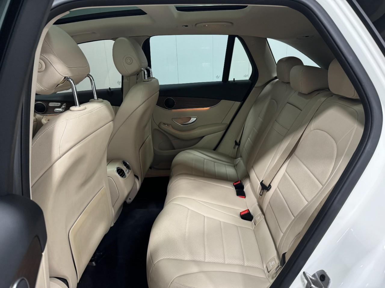 Mercedes-Benz GLC Vehicle Full-screen Gallery Image 8