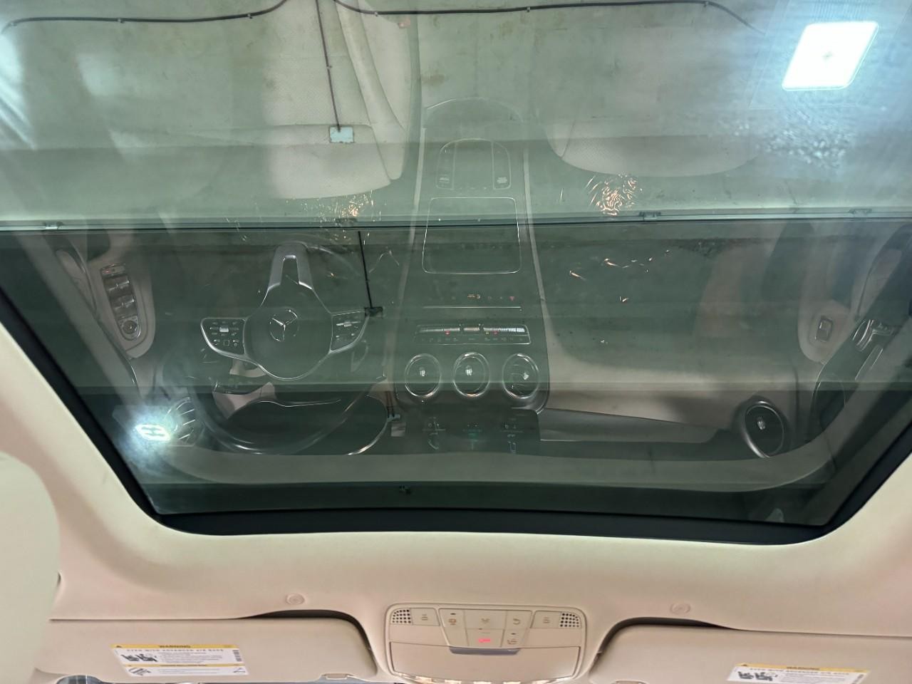 Mercedes-Benz GLC Vehicle Full-screen Gallery Image 11