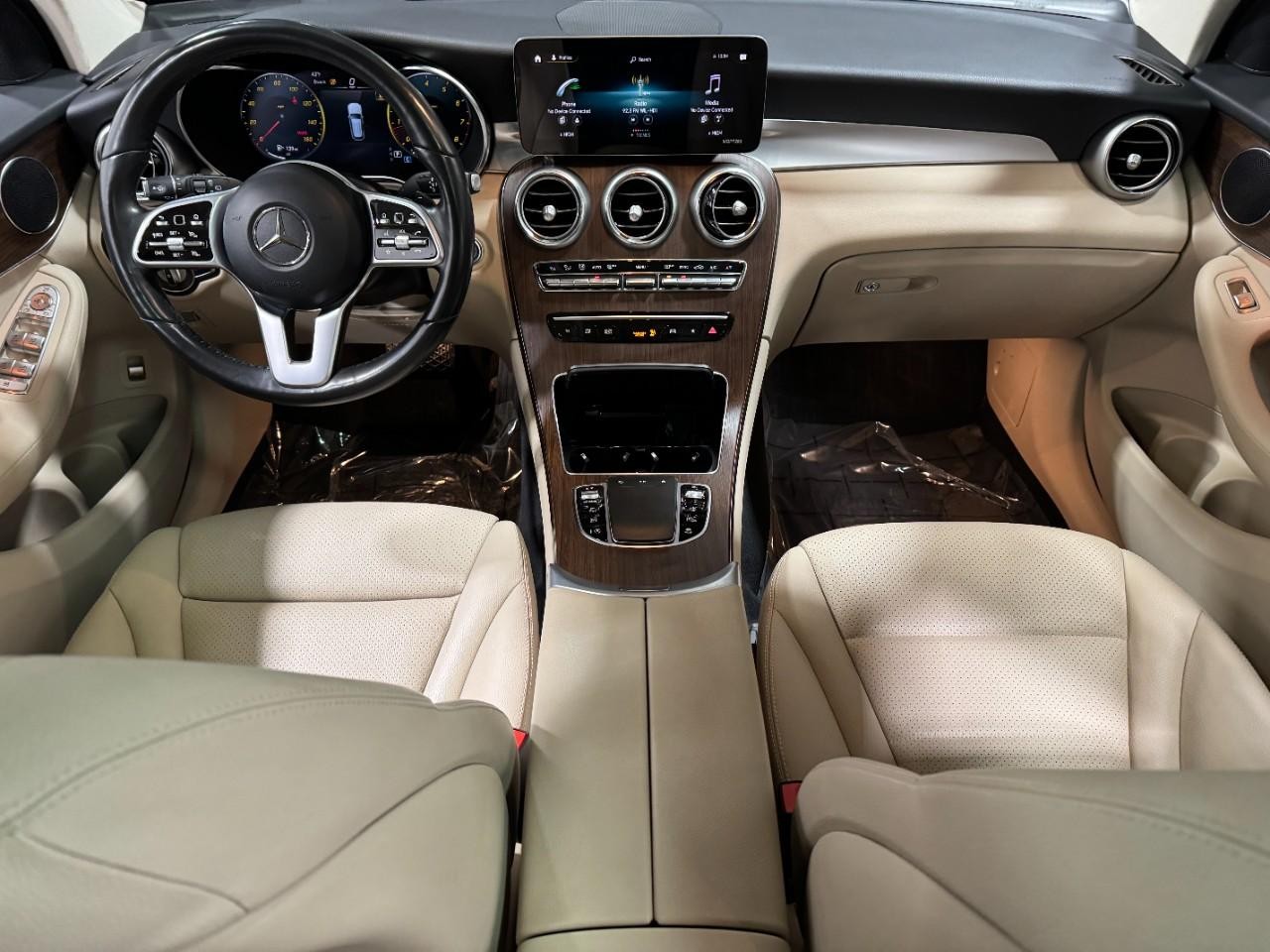 Mercedes-Benz GLC Vehicle Full-screen Gallery Image 12