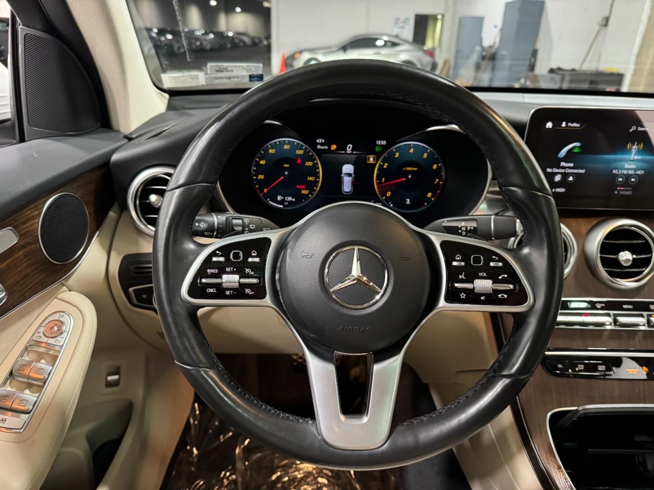 Mercedes-Benz GLC Vehicle Full-screen Gallery Image 13