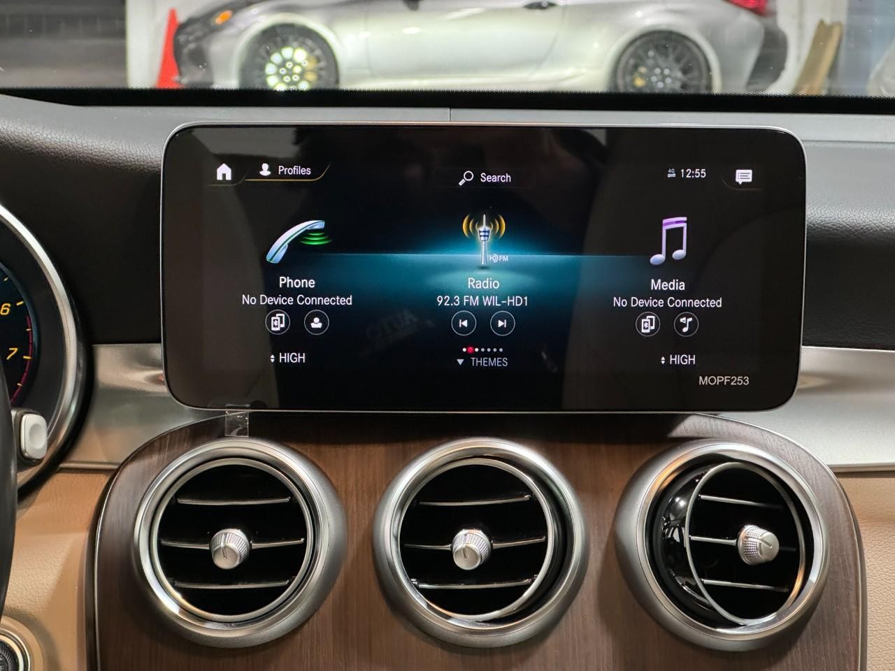 Mercedes-Benz GLC Vehicle Full-screen Gallery Image 14