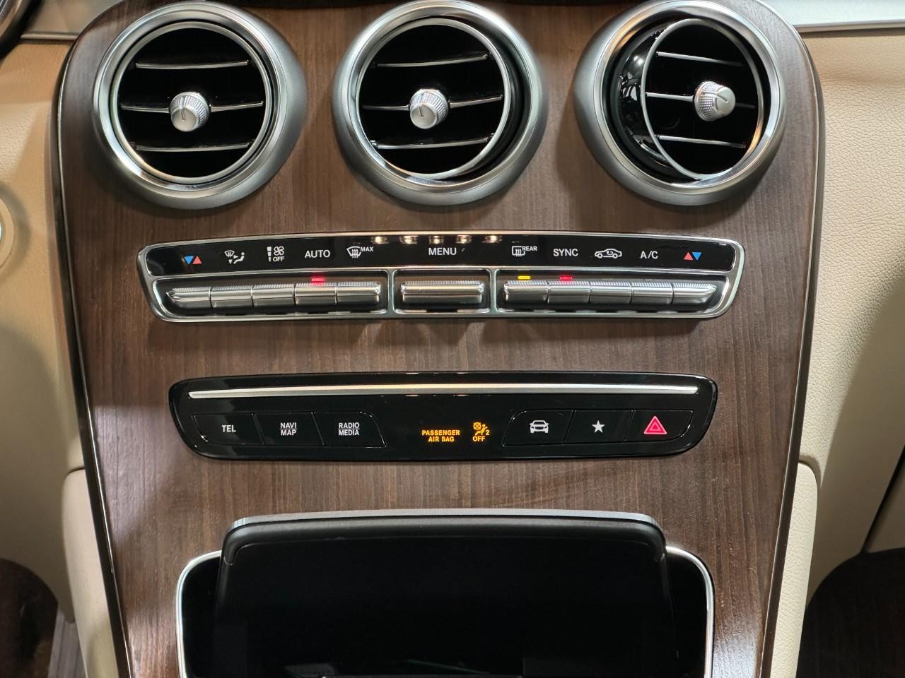 Mercedes-Benz GLC Vehicle Full-screen Gallery Image 15