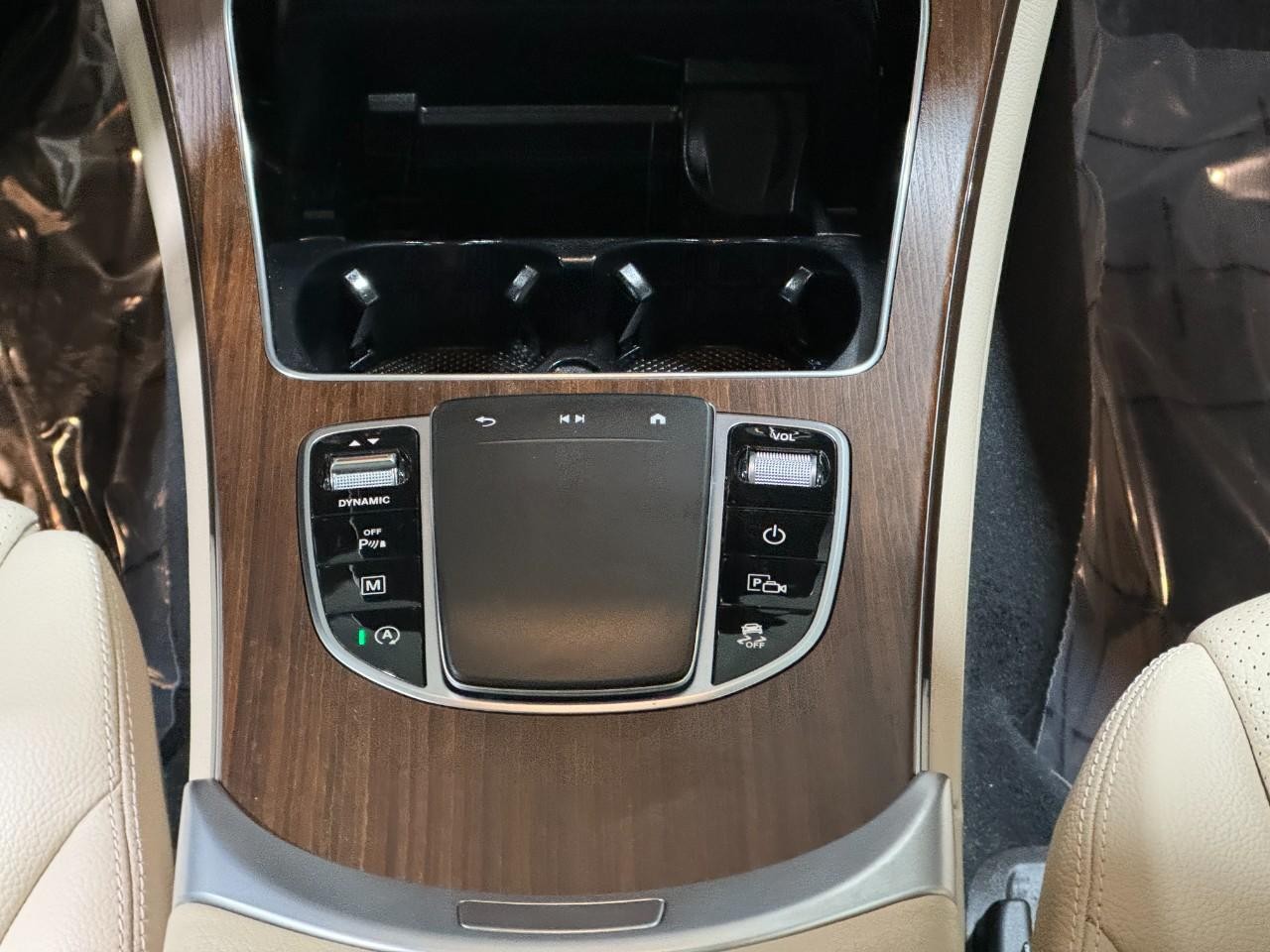 Mercedes-Benz GLC Vehicle Full-screen Gallery Image 16