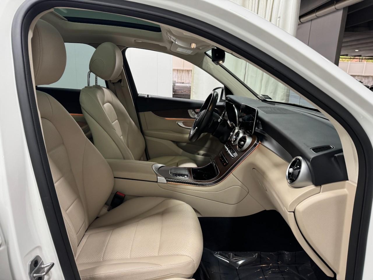 Mercedes-Benz GLC Vehicle Full-screen Gallery Image 18