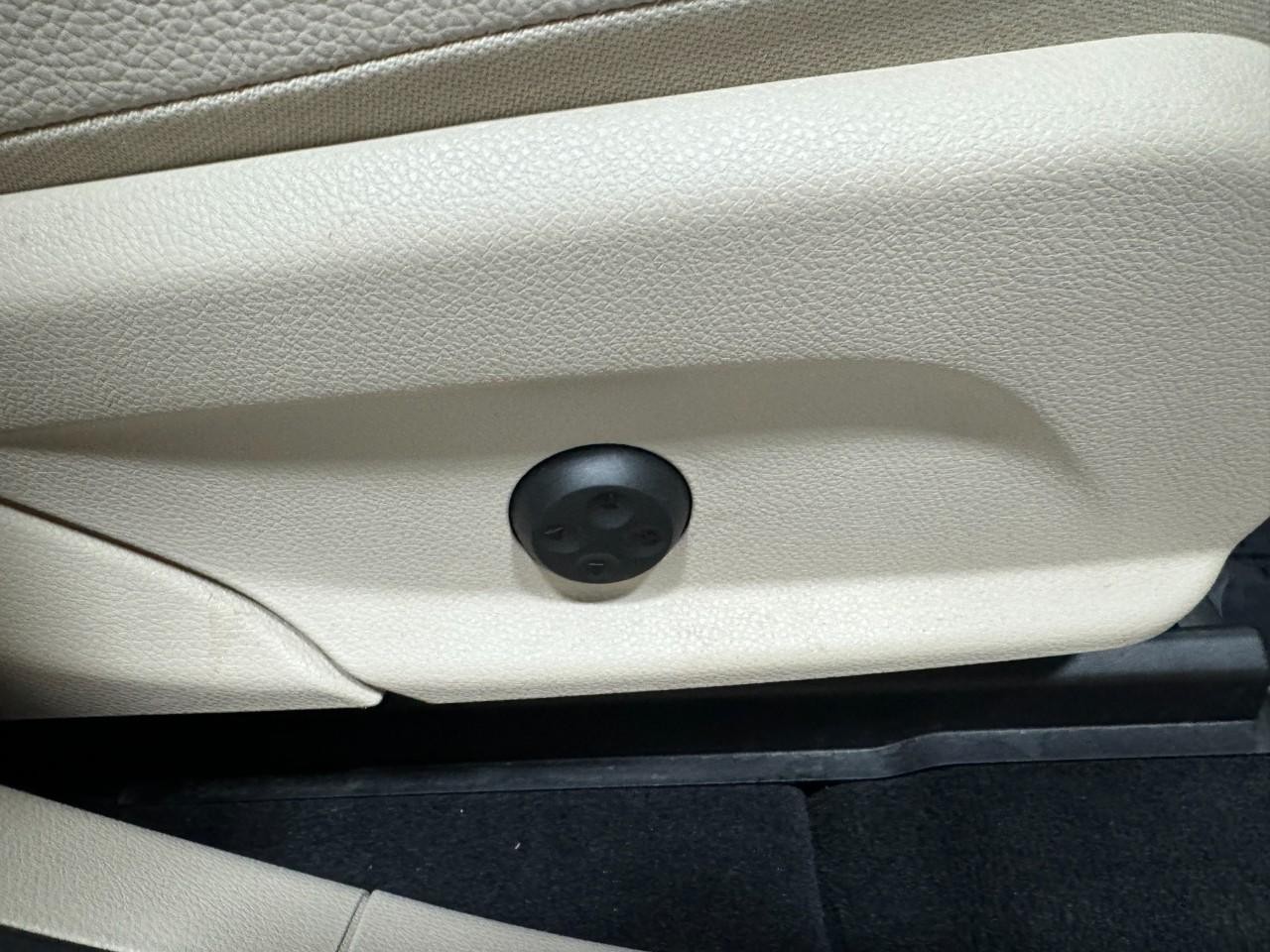 Mercedes-Benz GLC Vehicle Full-screen Gallery Image 20