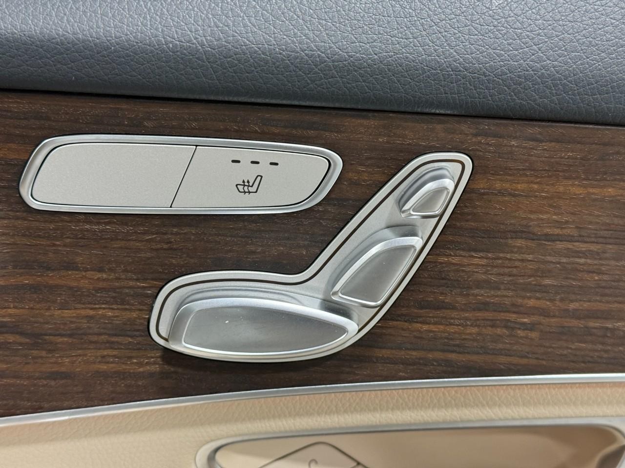 Mercedes-Benz GLC Vehicle Full-screen Gallery Image 21