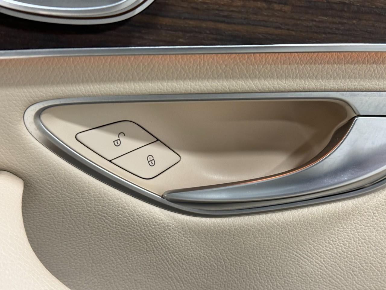 Mercedes-Benz GLC Vehicle Full-screen Gallery Image 22