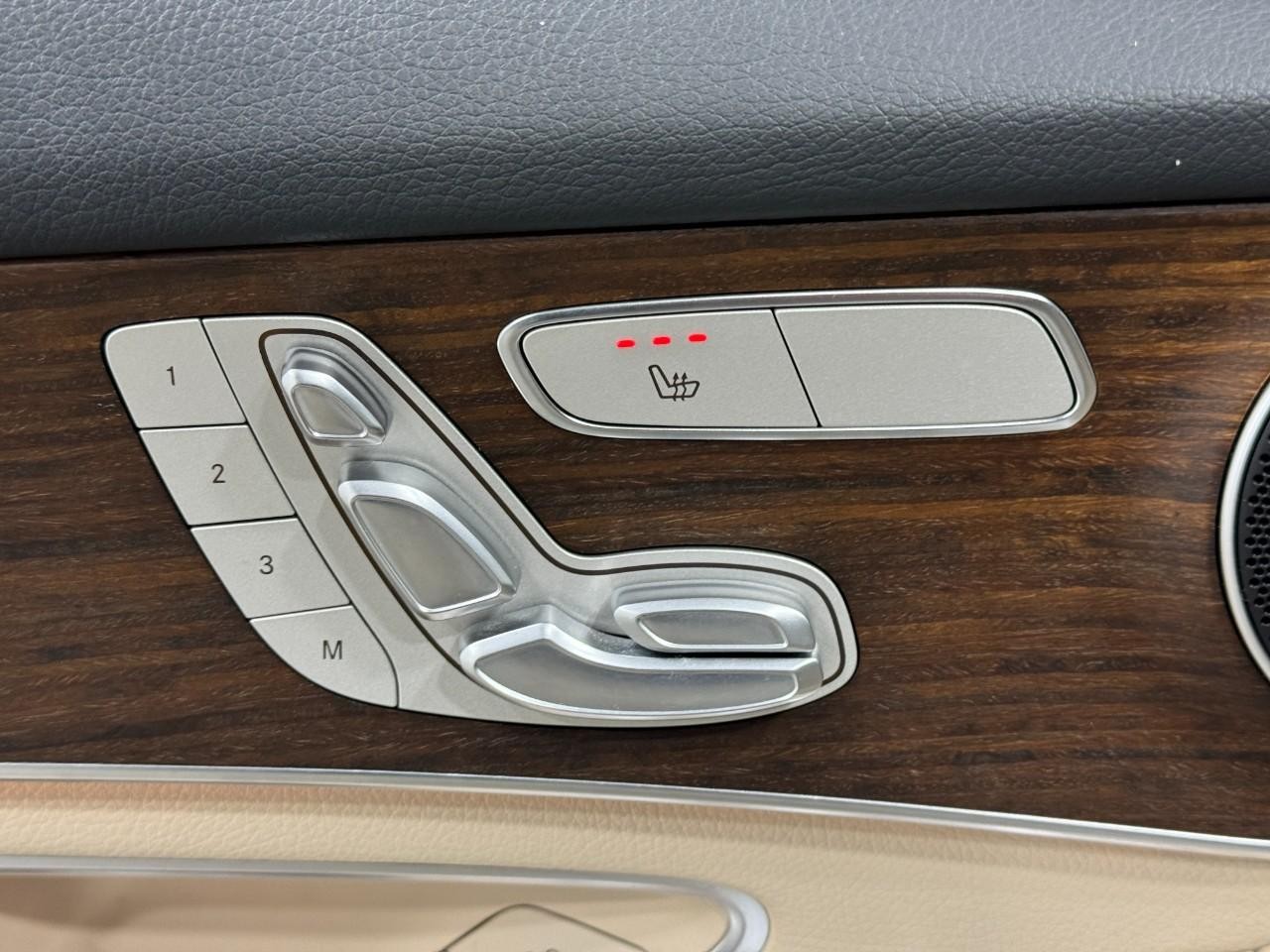 Mercedes-Benz GLC Vehicle Full-screen Gallery Image 24