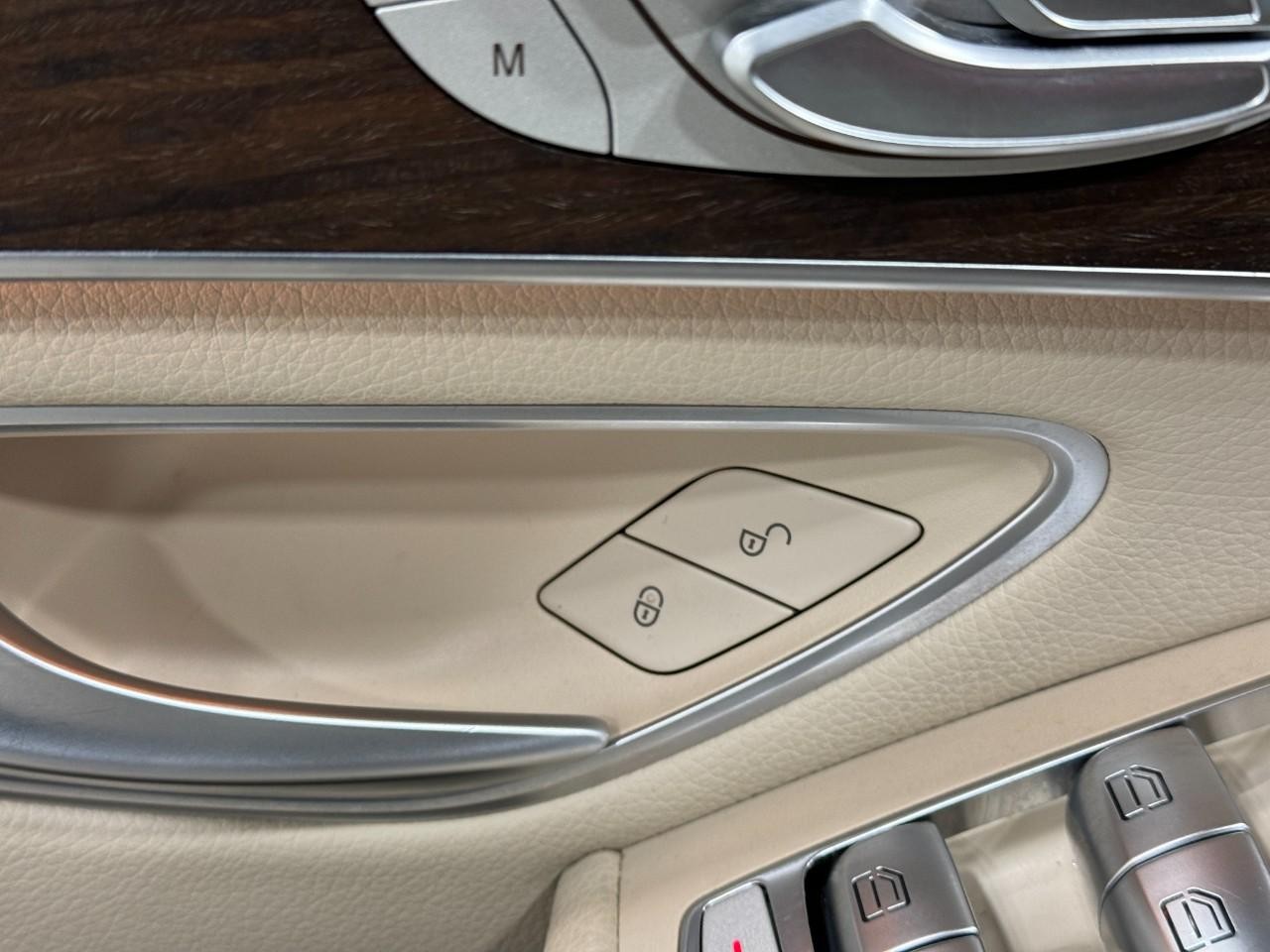 Mercedes-Benz GLC Vehicle Full-screen Gallery Image 25