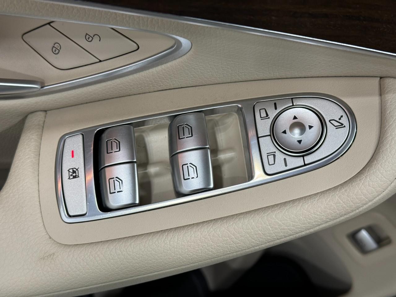 Mercedes-Benz GLC Vehicle Full-screen Gallery Image 26