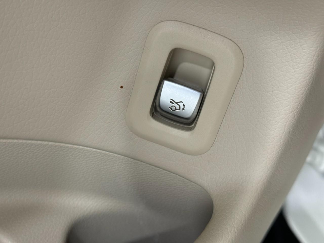 Mercedes-Benz GLC Vehicle Full-screen Gallery Image 27