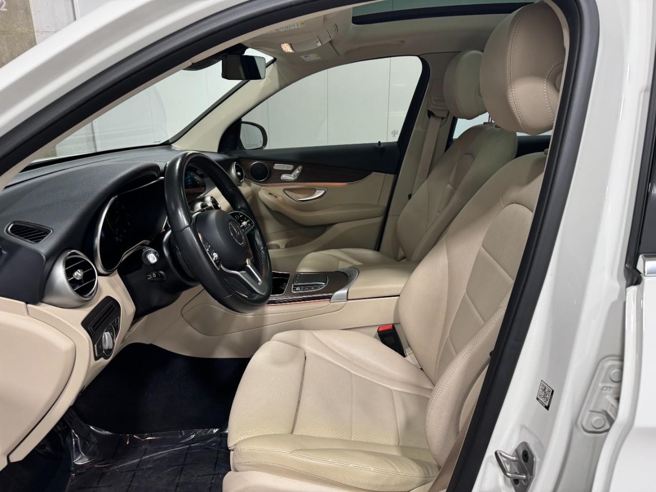 Mercedes-Benz GLC Vehicle Full-screen Gallery Image 28