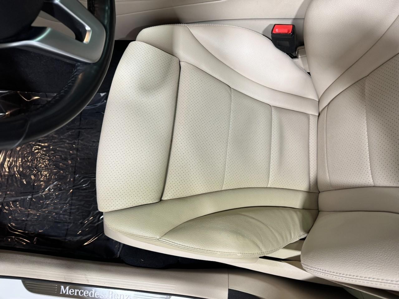 Mercedes-Benz GLC Vehicle Full-screen Gallery Image 29