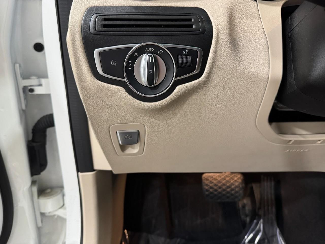 Mercedes-Benz GLC Vehicle Full-screen Gallery Image 31