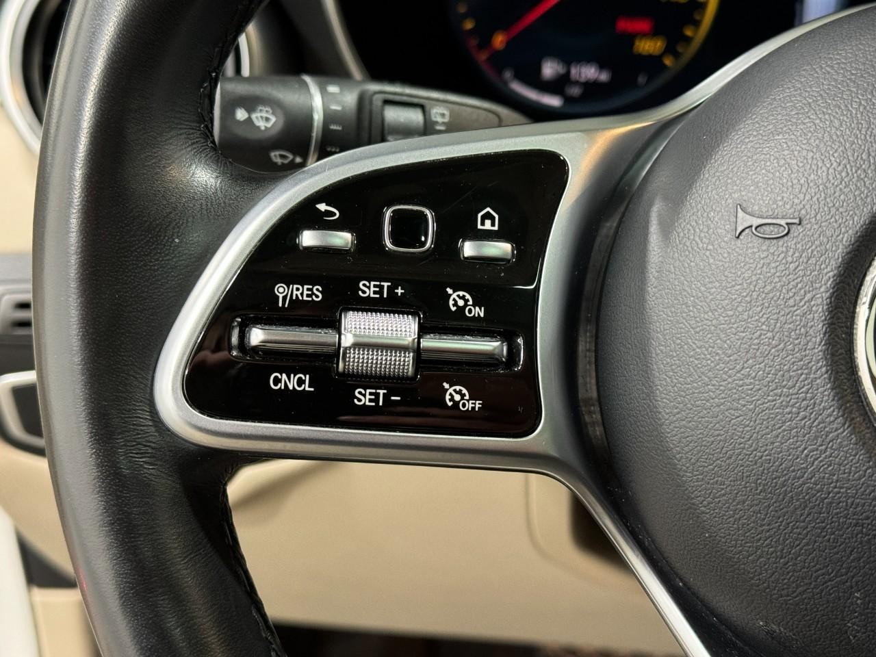 Mercedes-Benz GLC Vehicle Full-screen Gallery Image 32