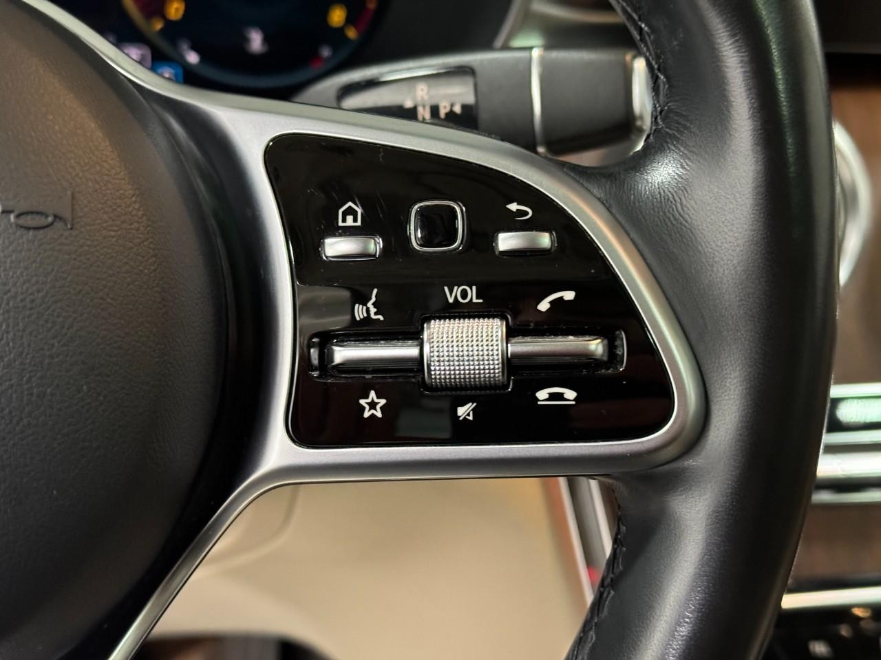 Mercedes-Benz GLC Vehicle Full-screen Gallery Image 33