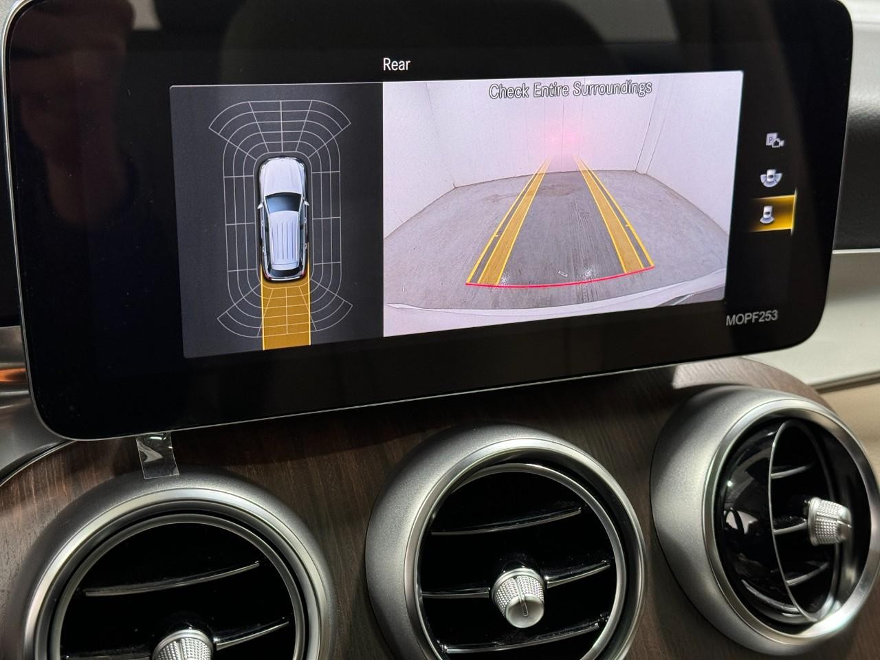 Mercedes-Benz GLC Vehicle Full-screen Gallery Image 36