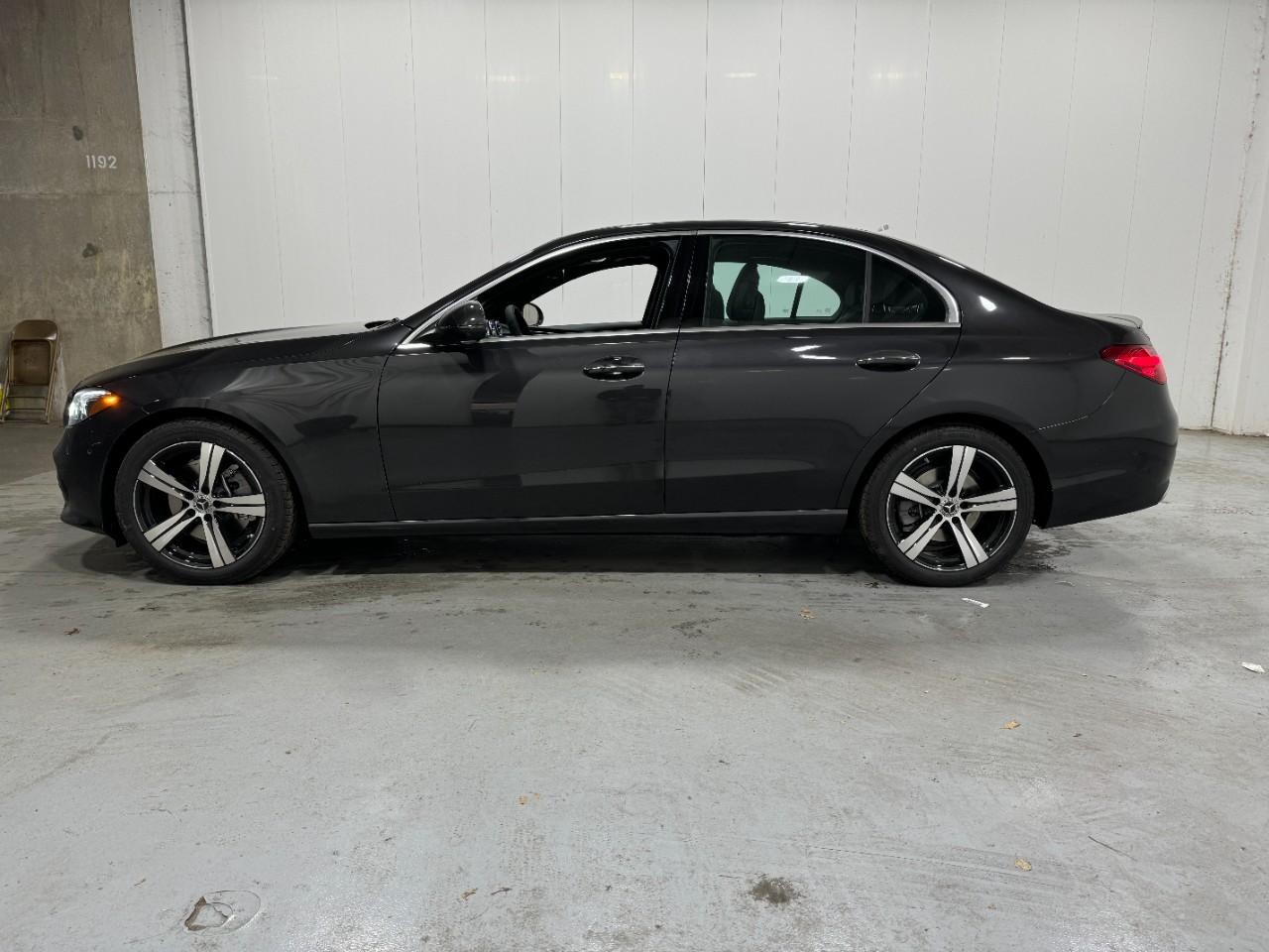 Mercedes-Benz C-Class Vehicle Full-screen Gallery Image 2