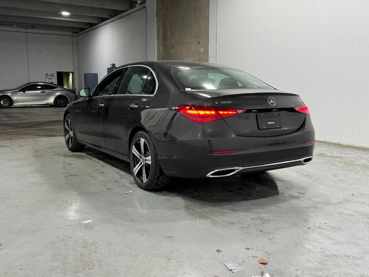 Mercedes-Benz C-Class Vehicle Full-screen Gallery Image 3