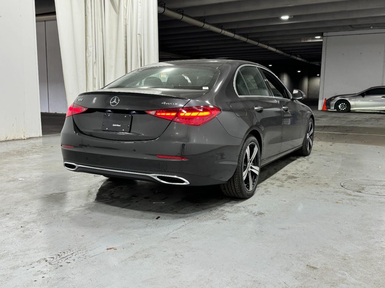 Mercedes-Benz C-Class Vehicle Full-screen Gallery Image 4