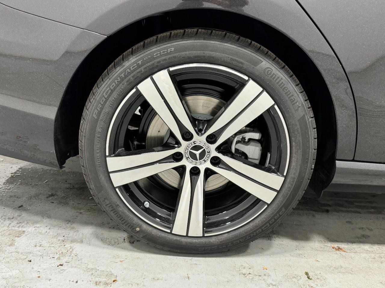 Mercedes-Benz C-Class Vehicle Full-screen Gallery Image 5