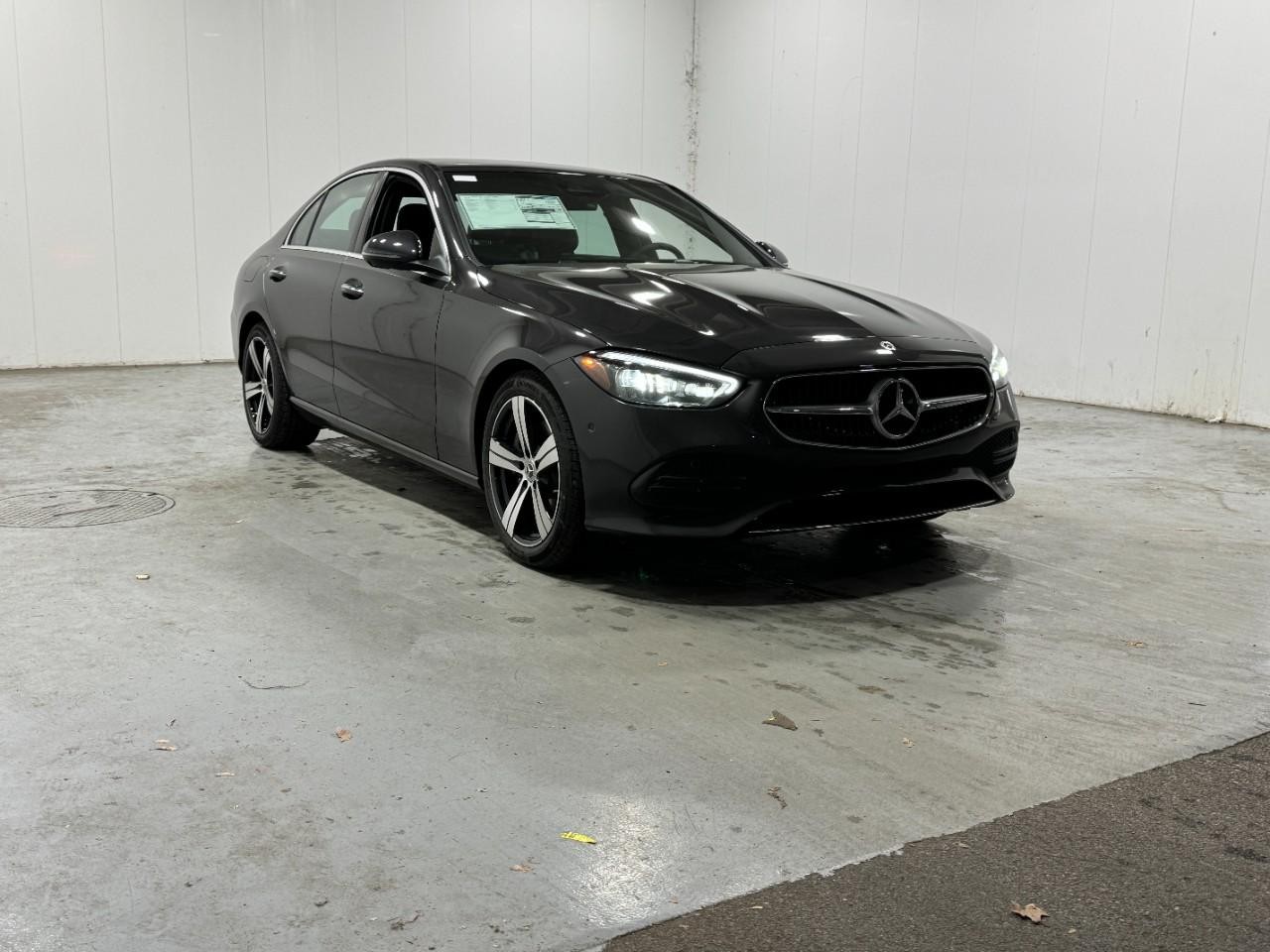 Mercedes-Benz C-Class Vehicle Full-screen Gallery Image 6