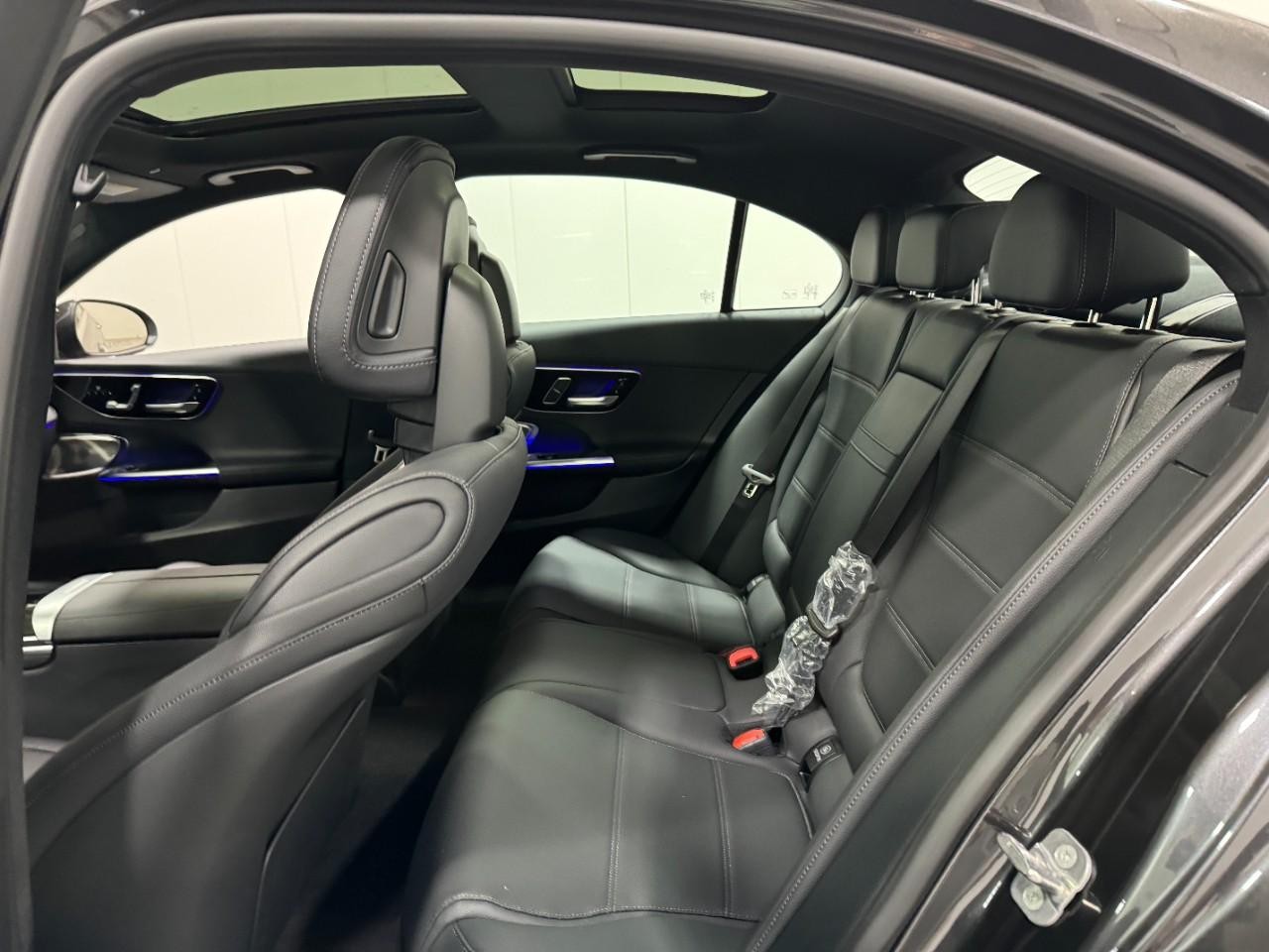 Mercedes-Benz C-Class Vehicle Full-screen Gallery Image 8