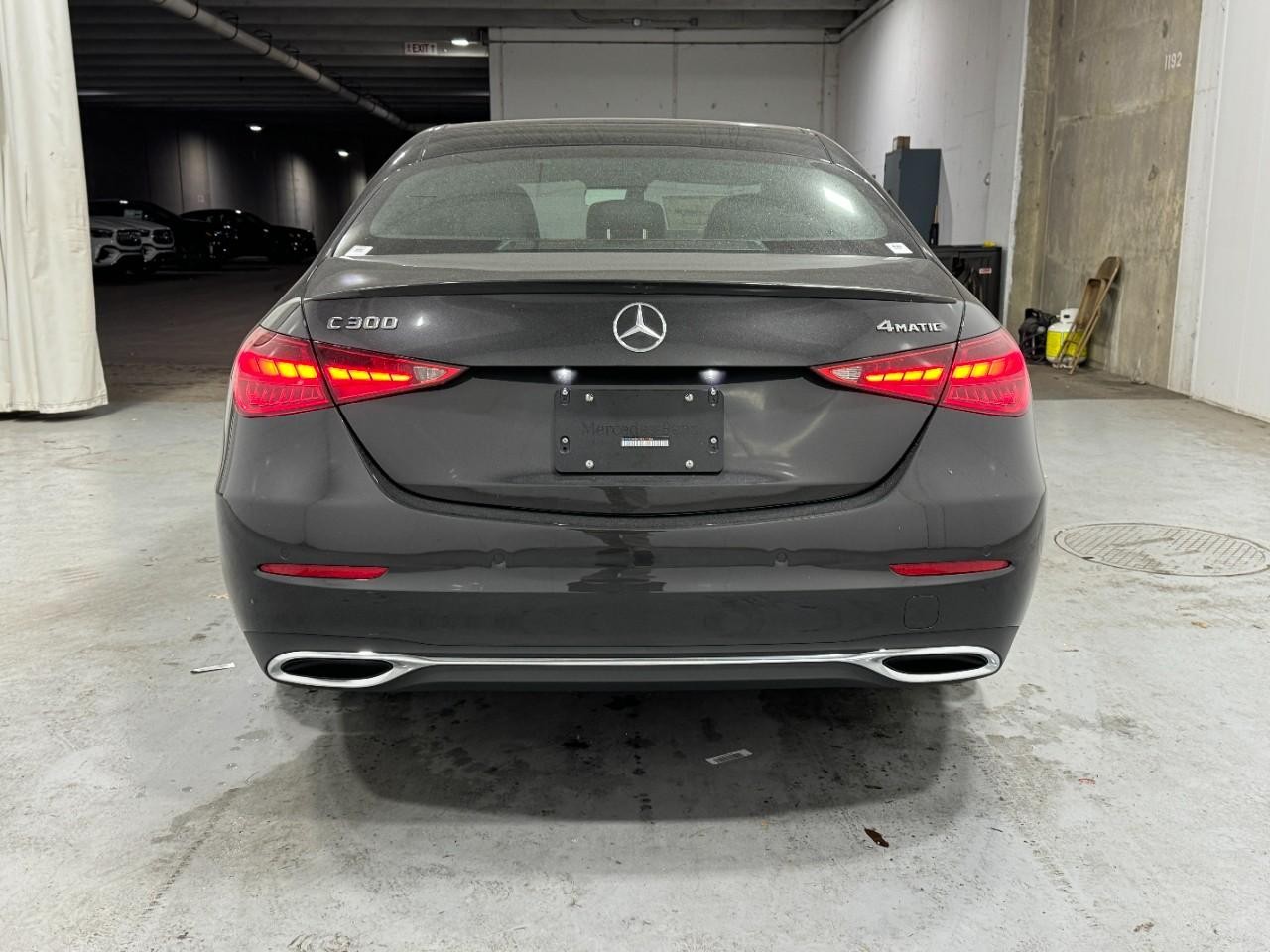 Mercedes-Benz C-Class Vehicle Full-screen Gallery Image 9