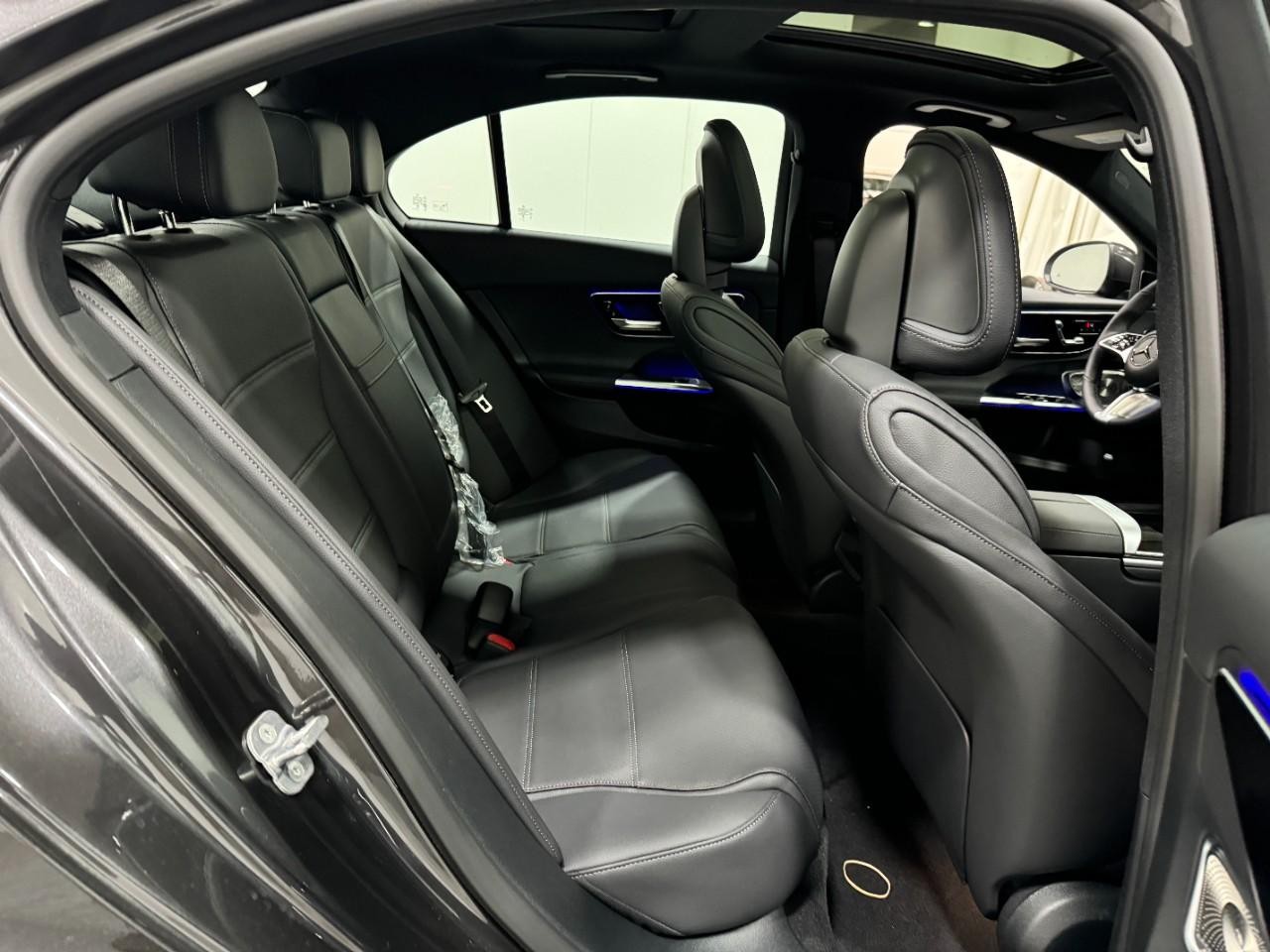 Mercedes-Benz C-Class Vehicle Full-screen Gallery Image 10