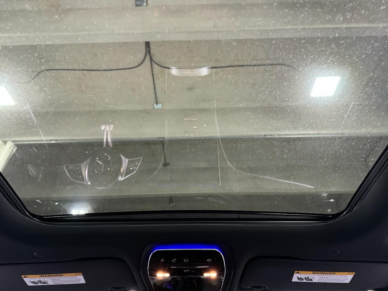 Mercedes-Benz C-Class Vehicle Full-screen Gallery Image 11