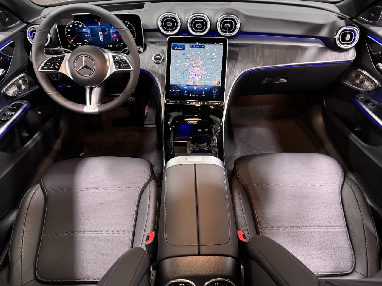 Mercedes-Benz C-Class Vehicle Full-screen Gallery Image 12