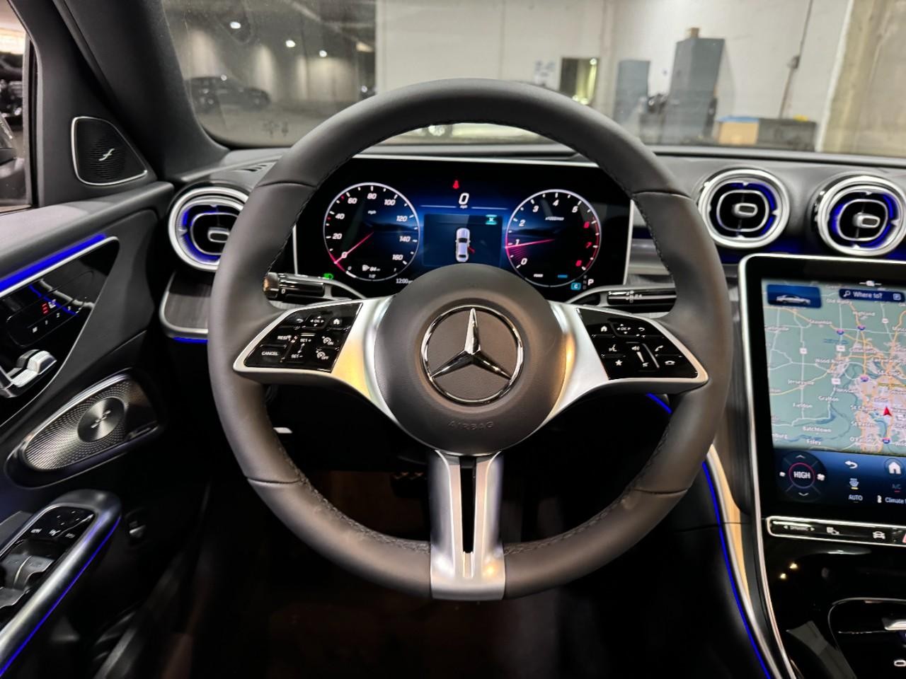 Mercedes-Benz C-Class Vehicle Full-screen Gallery Image 13